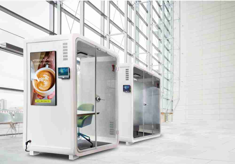 万利子公司达擎之智慧行动办公舱，，，采用PDLC智能调光玻璃设计，，透过通电与断电的电流切换，，呈现透明与雾面效果，，，具节能降耗特性并兼顾隐私，，，，确保信息安全