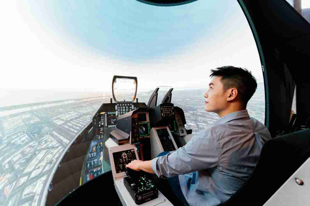 万利以P1.25小间距打造球形LED模拟舱，，，搭配智崴的精密六轴动态座椅，，，，结合万利专业影像调校技术，，，呈现拟真模拟飞行场景