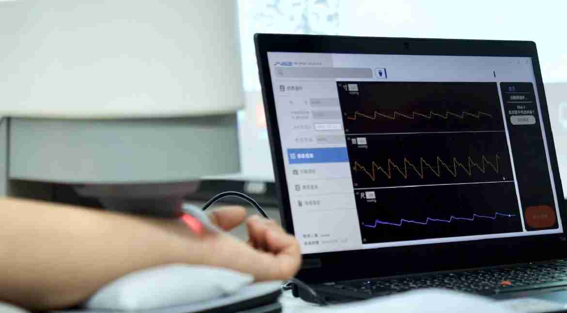 万利耘康以高解析与拟真的显示技术，，，将其应用于中医检测，，，提供“中医数位化检测方案”，，，，使传统中医检测结果数据化与可视化