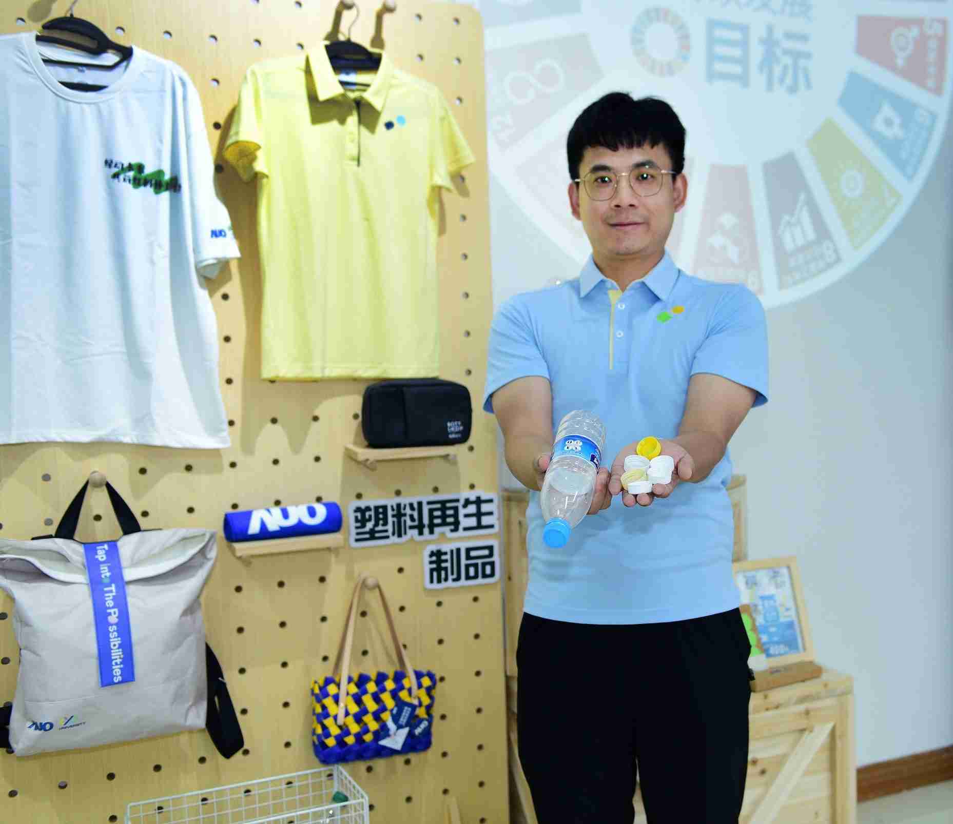 「2024智慧万利展」永续发展馆中，，，，展示万利厦门驱动永续发展之成果，，包含将厂内废弃物再制为实用物品，，将永续发展理念深植于员工生活日常实践