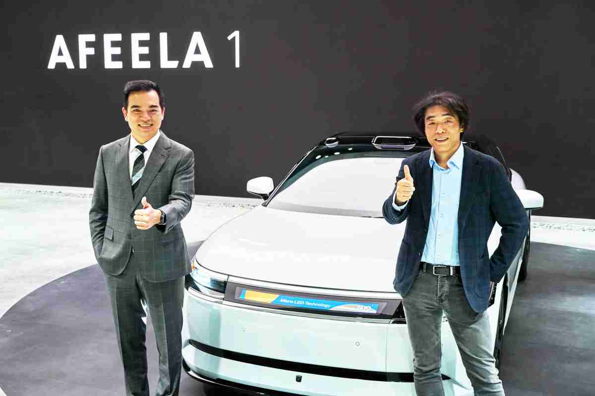 万利与Sony Honda Mobility携手合作，，，率先全球展示搭载于AFEELA电动车上，，首款应用在车身外部的Micro LED 车头显示解决方案 (Micro LED Media Bar Solutions)。。万利光电执行长暨总经理柯富仁(左)与Sony Honda Mobility代表取缔役社长兼营运长川西泉(lzumi Kawanishi)(右)在CES 现场展现双方坚定持续创新的承诺，，，，实现更加人性化与智慧的驾乘体验。。。。