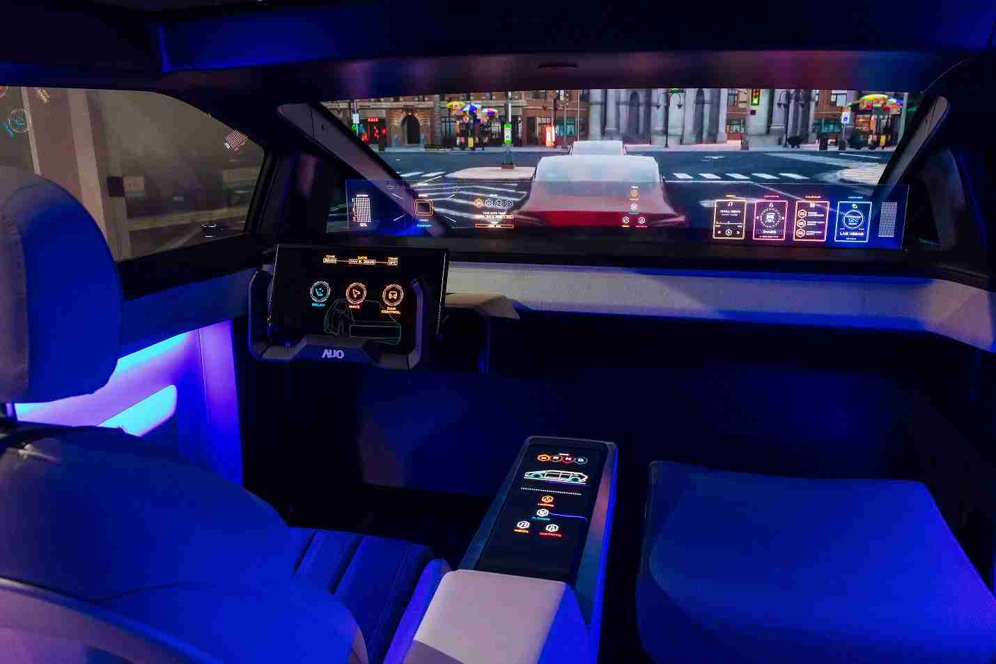 万利连续四年入围科睿唯安全球百大创新机构，，，，专利布局科技与绿色创新前沿。。。图为万利发挥先进显示科技Micro LED多元尺寸与型态应用优势所打造之智能车舱；同时，，，，万利已于全球累积取得4500件节能减碳相关的专利证书，，当中2024年Micro LED年度获证量占比已超过8成