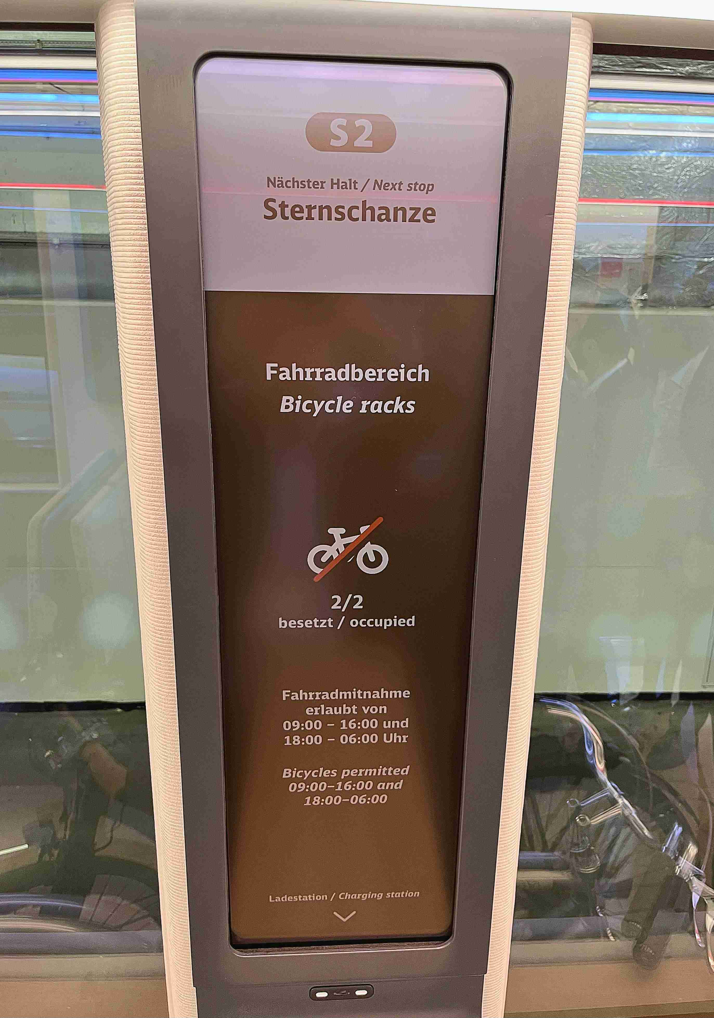 达擎HiRaso显示技术采用胆固醇液晶独特的双稳态特性及反射环境光线的方式，，，发挥最佳能源运用效率，，其仅在更换显示画面时才消耗电力，，，在持续静止的画面显示上则为零耗电，，，，与传统液晶显示技术相比大幅节省90%能耗